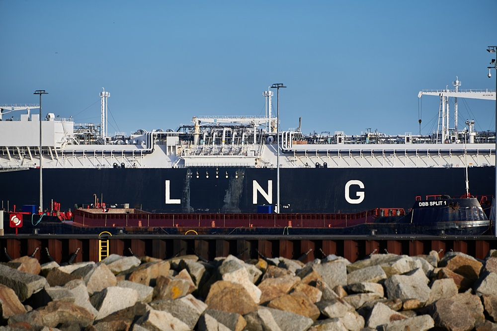 LNG accounts for all alternative-fuelled vessel orders in November