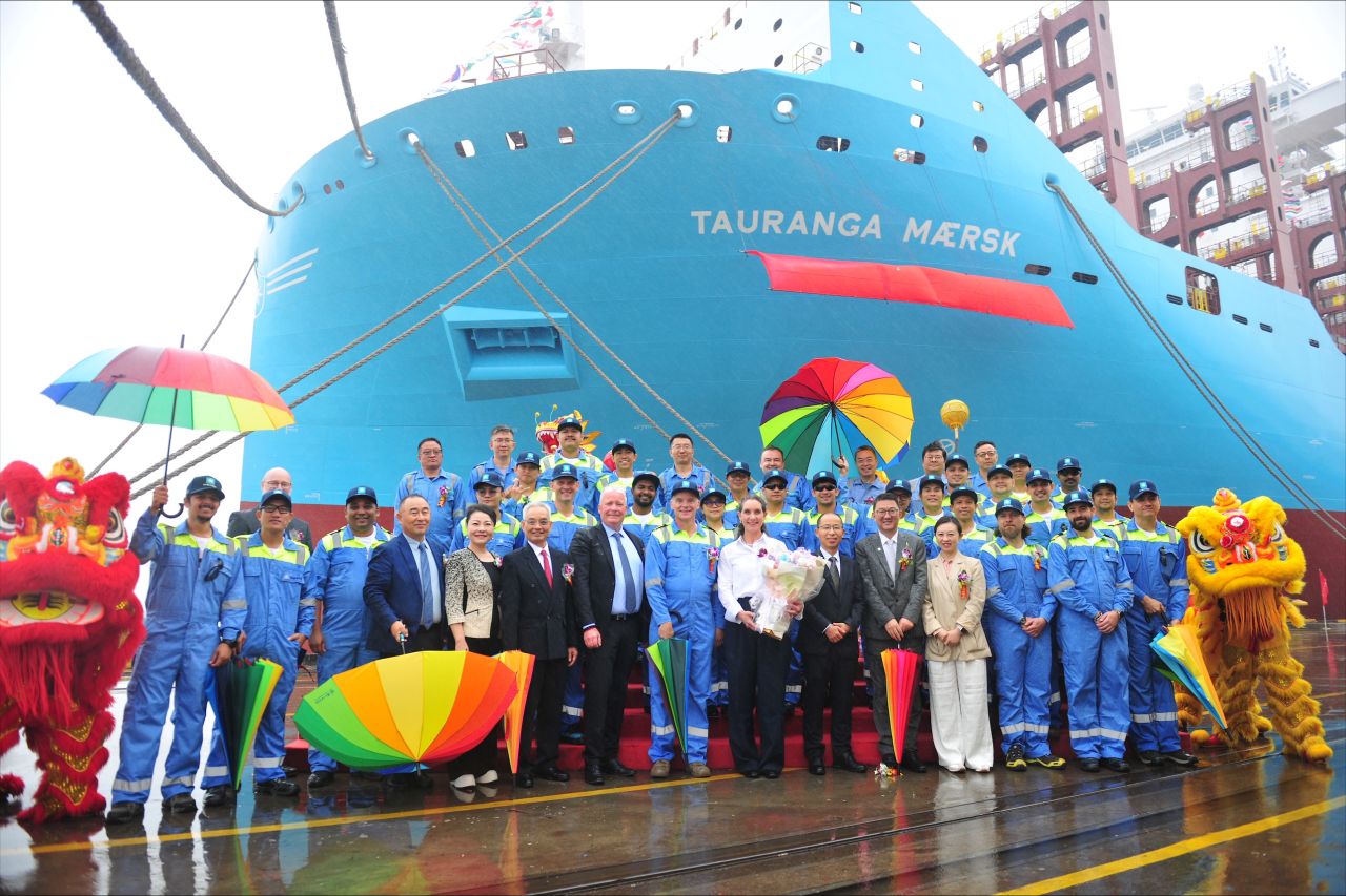 Maersk takes delivery of methanol dual-fuel boxship