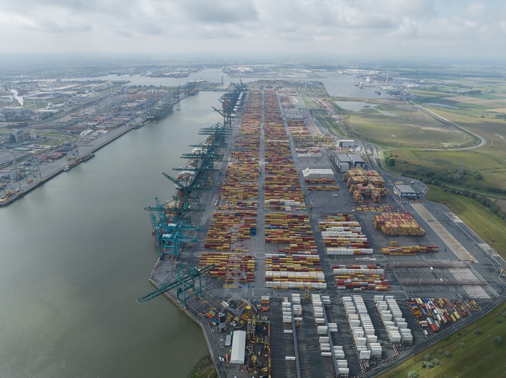 Boxship containers fall onto bunker vessel in Antwerp