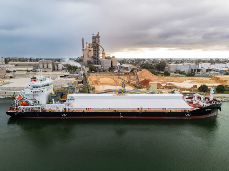 Pioneering battery-powered bulker starts operations